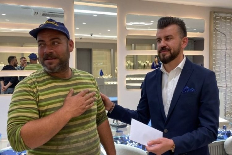 Kağıt toplayıcısı, 100 bin liralık altını kuyumcuya teslim etti