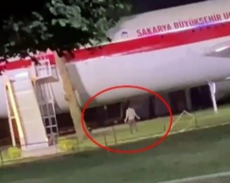 Sakarya'da bir vatandaş u&ccedil;amıyorsun diyerek u&ccedil;akla kavga etti