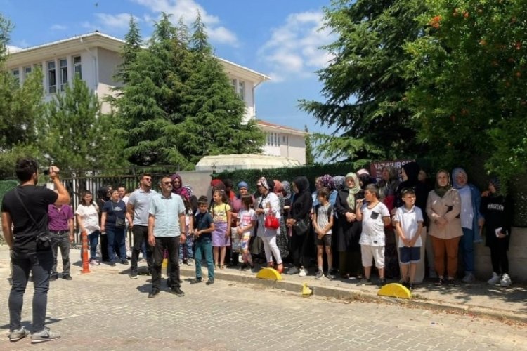 Bursa'da dans&ouml;zl&uuml; eğlence sonrası a&ccedil;ığa alınan m&uuml;d&uuml;re velilerden destek