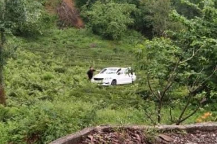 Otomobil u&ccedil;urumdan &ccedil;ay tarlasına u&ccedil;tu: 1 &ouml;l&uuml;, 2 yaralı
