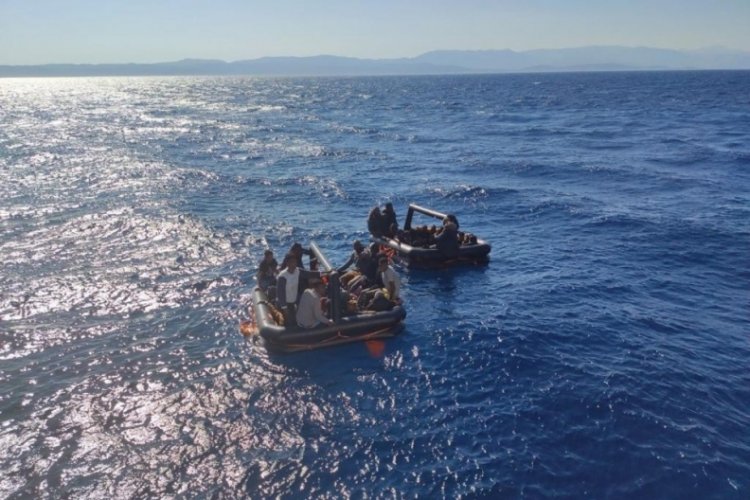 İzmir a&ccedil;ıklarında 43 d&uuml;zensiz g&ouml;&ccedil;men kurtarıldı
