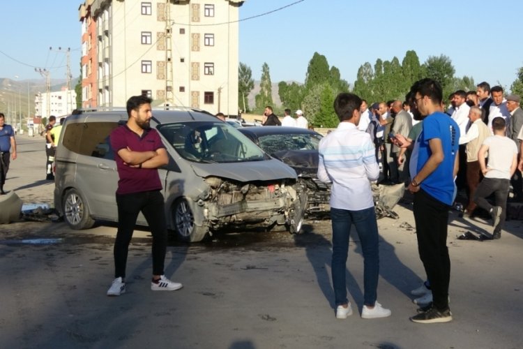 Hakkari'de zincirleme trafik kazası: &Ccedil;ok sayıda yaralı var