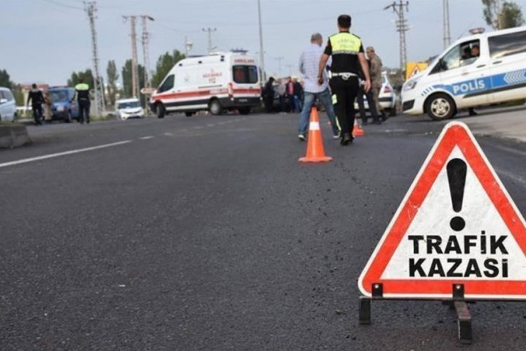 Kamyonun &ccedil;arptığı motosikletteki anne ile kızı hayatını kaybetti