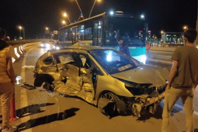 Feci kazada otomobilin tekerleği koptu: 1'i ağır 3 yaralı