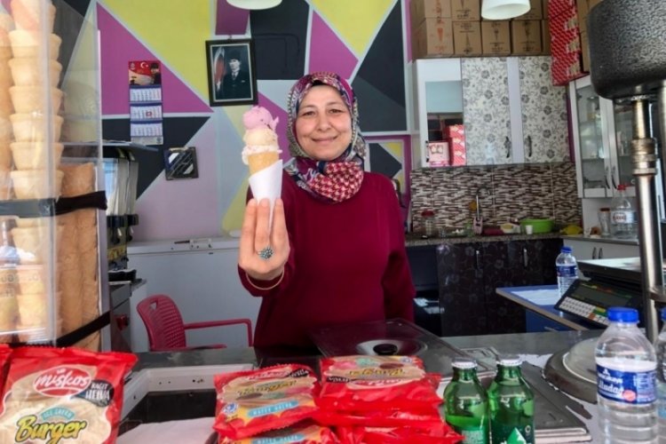 Trilye'nin meşhur dondurmacı ablası... Kendi topluyor, kendi yapıyor (&Ouml;ZEL HABER)