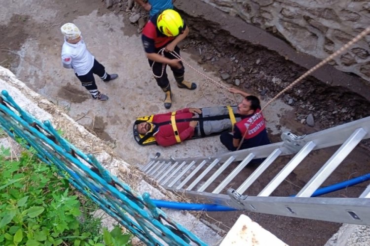 Ağa&ccedil;tan dereye d&uuml;şt&uuml;, itfaiye kurtardı