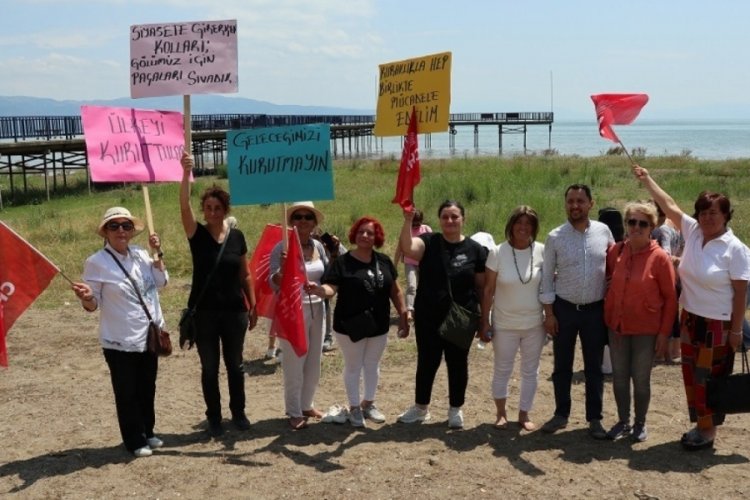 CHP'li kadınlardan yalınayak İznik G&ouml;l&uuml; &ccedil;ağrısı