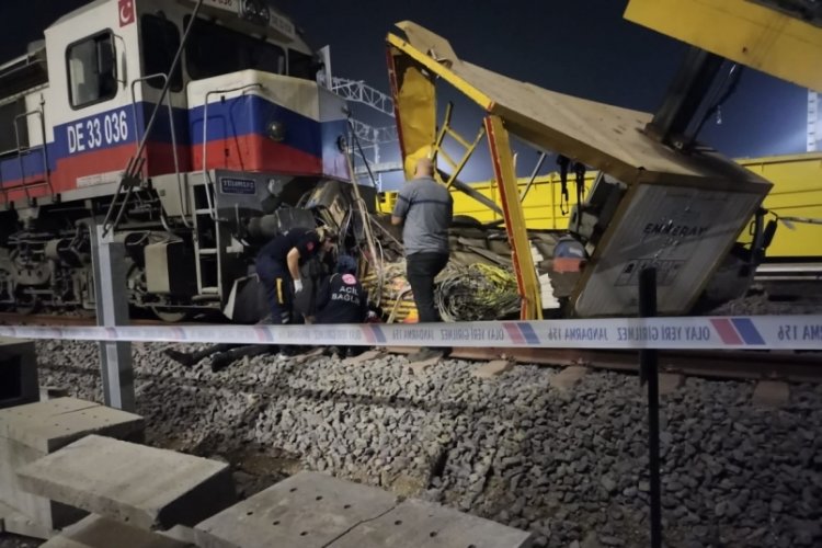 Demir yoluna elektrik hattı &ccedil;eken iş&ccedil;ilere lokomotif &ccedil;arptı: 1 &ouml;l&uuml;, 2 yaralı