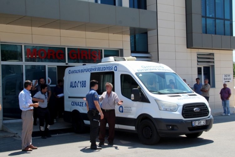 Cinnet getiren babanın &ouml;ld&uuml;rd&uuml;ğ&uuml; anne ile 2 &ccedil;ocuğunun cenazesi morgdan alındı