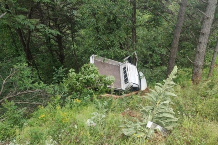 Bursa'da kamyonet şarampole yuvarlandı