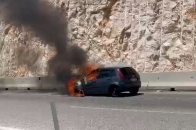 Hareket halindeki otomobil bir anda alev aldı