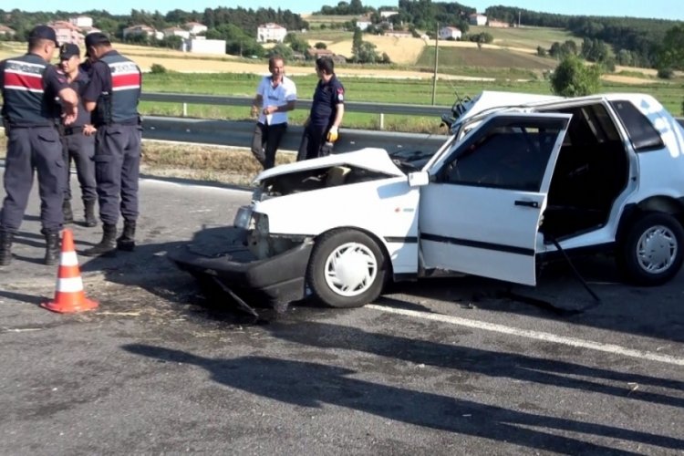 Otomobil park halindeki kamyonete &ccedil;arptı: 1 &ouml;l&uuml;