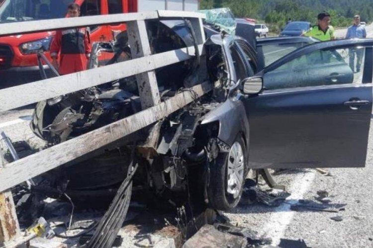 Otomobil k&ouml;pr&uuml;ye ok gibi saplandı!