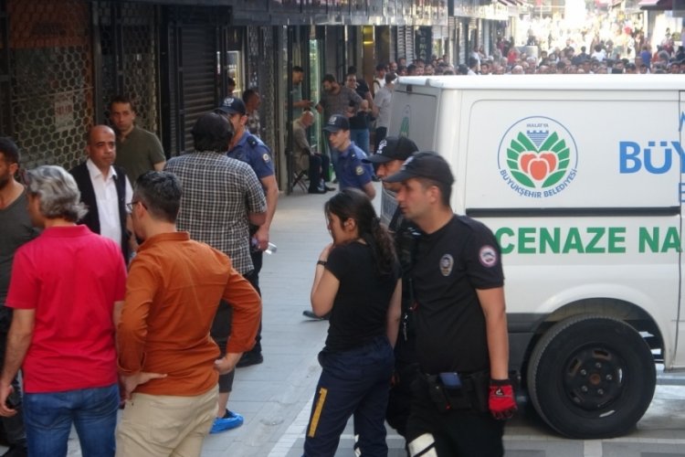 Kafede silahlı &ccedil;atışma: 2 &ouml;l&uuml;, 6 yaralı