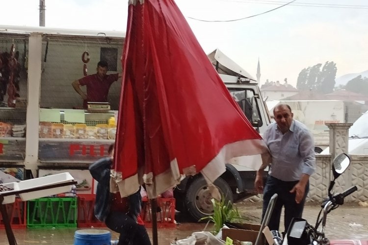 Afyonkarahisar'ı yağmur ve r&uuml;zgar vurdu