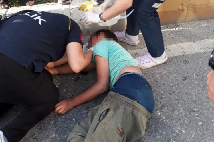 D&uuml;ğ&uuml;n konvoyunun &ouml;n&uuml;ne atlayan &ccedil;ocuk dehşeti yaşadı