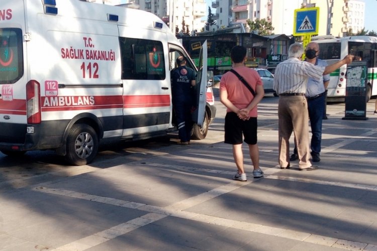 Adana'da bir kişi, &uuml;&ccedil; kişinin bı&ccedil;aklı saldırısına uğrayarak ağır yaralandı!
