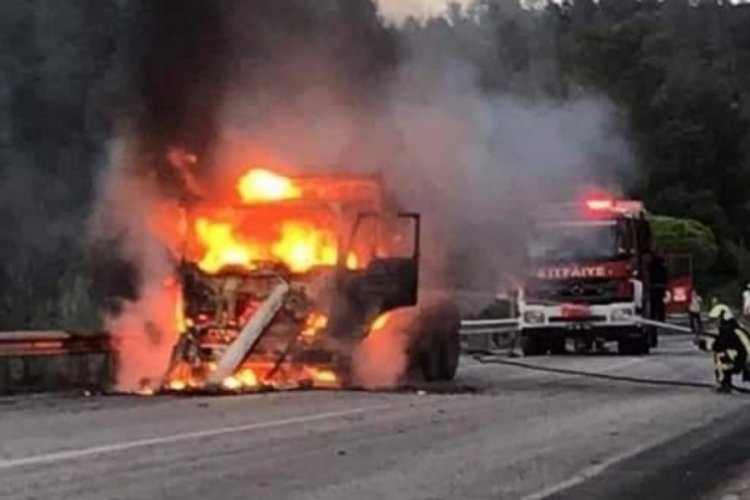 Alev topuna d&ouml;nen tırın lastikleri bomba gibi patladı