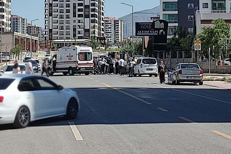 Otomobille &ccedil;arpışan bisikletli ağır yaralandı