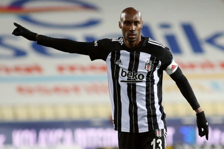 Atiba Hutchinson yine uzatıyor