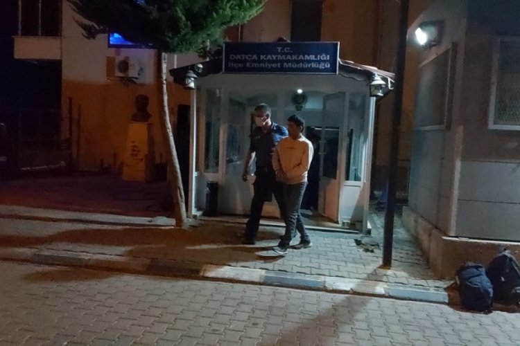 G&ouml;&ccedil;men ka&ccedil;ak&ccedil;ısı 2 kişi tutuklandı