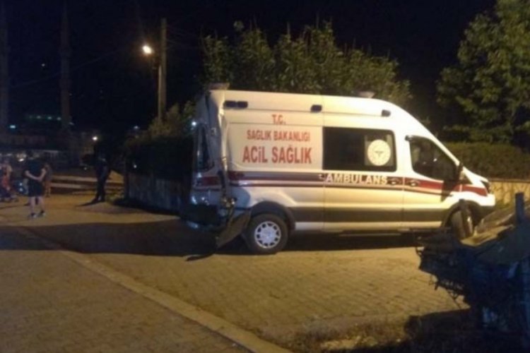 Vakaya giden iki ambulans kazaya karıştı
