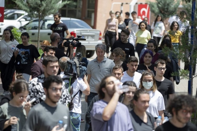 &Uuml;niversite sınavında ikinci g&uuml;n: &Ouml;ğrenciler AYT ve YDT'de ter d&ouml;kecek
