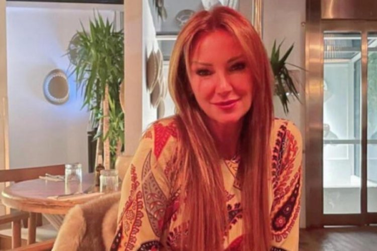 Pınar Altuğ straplez detaylı elbisesiyle poz verdi