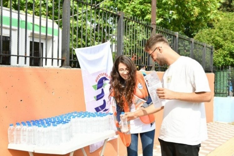 Bursa'da Mustafakemalpaşa Belediyesi &ouml;ğrencilere su dağıttı