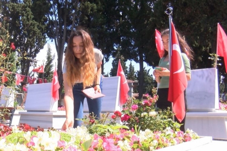 Edirnekapı Şehitliği'nde Babalar G&uuml;n&uuml; buruk kutlandı