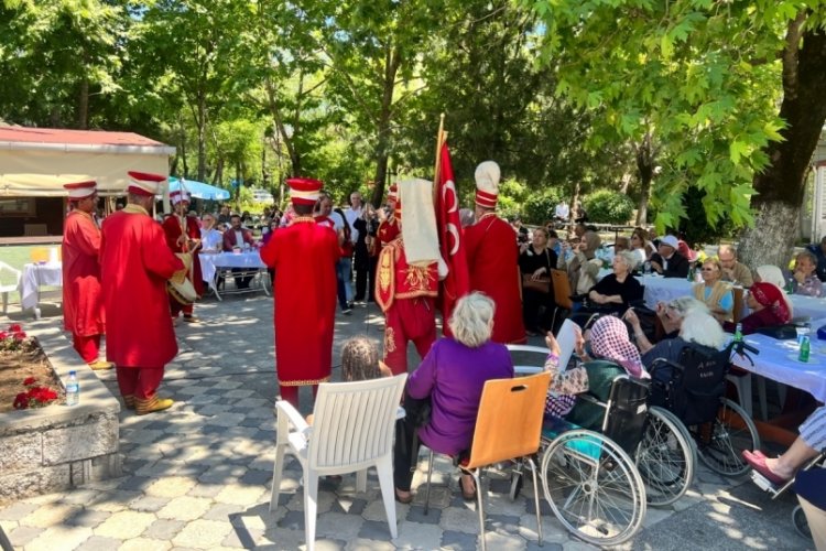 Kızılay yaşlıların babalar g&uuml;n&uuml;n&uuml; kutladı