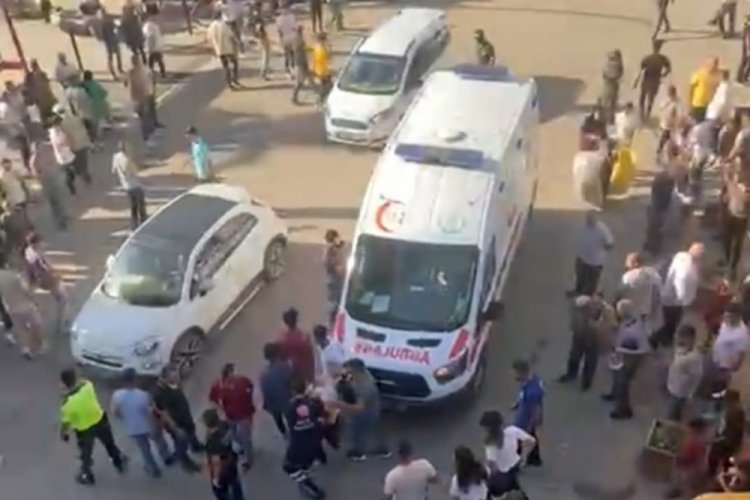 Sokak ortasında boğazından bı&ccedil;aklandı