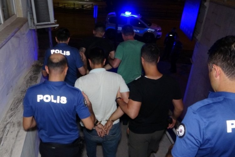 Bursa'da yaşlı kadın fark etti, hırsızlar &ccedil;atıda kıskıvrak yakalandı