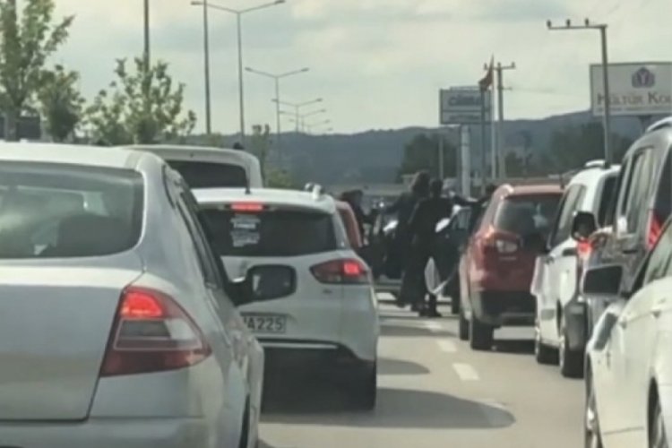 Bursa'da trafiği kapatan d&uuml;ğ&uuml;n konvoyuna isyan etti