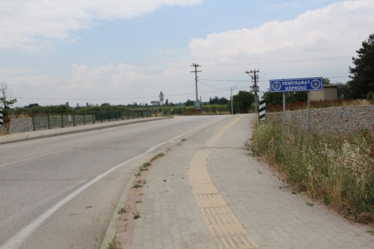 Bursa Yeniceabat'ta k&ouml;pr&uuml;n&uuml;n virajı kazaya neden oluyor (&Ouml;ZEL HABER)