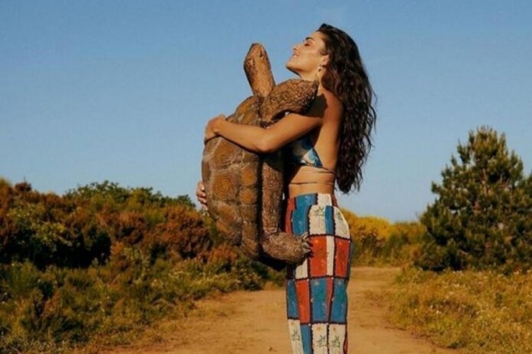 Hande Er&ccedil;el dev kaplumbağa ile kamera karşısına ge&ccedil;ti