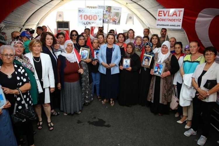 Kadın muhtarlar Diyarbakır annelerini ziyaret etti