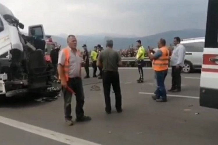 Bursa'da kamyona &ccedil;arpan s&uuml;r&uuml;c&uuml; ara&ccedil;ta sıkıştı