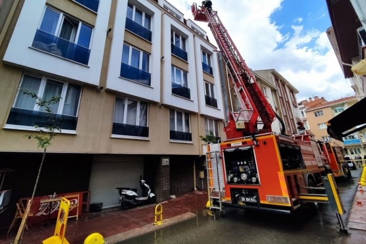 Apartman &ccedil;atısına d&uuml;şen yıldırım yangın &ccedil;ıkardı