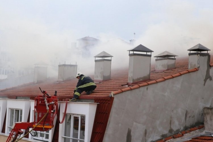 &Ccedil;atısına yıldırım d&uuml;şen binada yangın meydana geldi