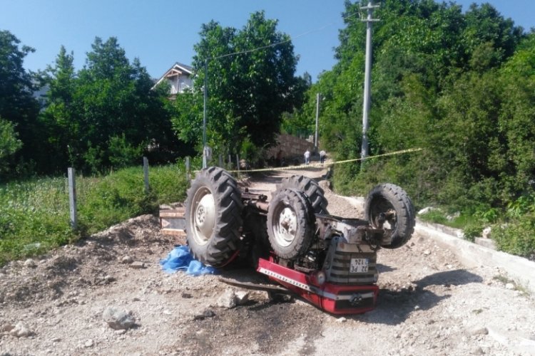 Trakt&ouml;r&uuml;n ters d&ouml;nd&uuml;ğ&uuml; kazada s&uuml;r&uuml;c&uuml; &ouml;ld&uuml;, annesi yaralı
