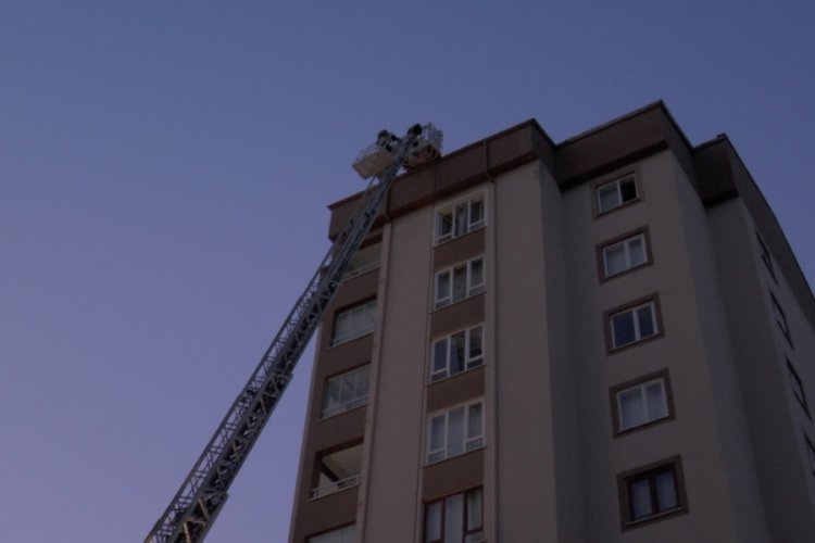 10 katlı apartmanın &ccedil;atısında korkutan yangın