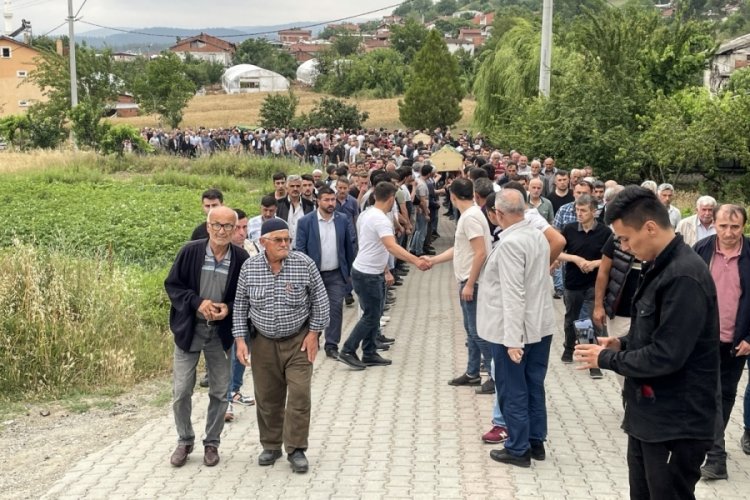 Bursa'da trafik kazasında &ouml;len baba ve iki oğlu son yolculuğuna uğurlandı
