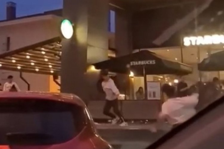 Kafe &ouml;n&uuml;ndeki kavgada sandalyeler havada u&ccedil;uştu