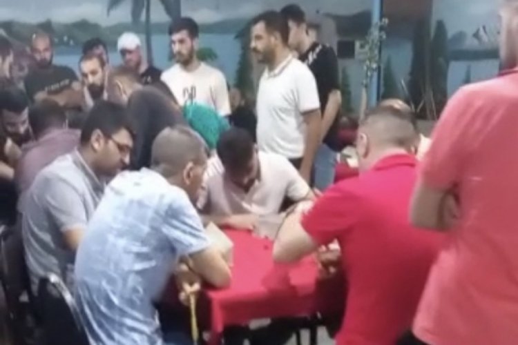 Bursa'da rahatsızlanan kişiye aldırmadan okey oynamaya devam ettiler
