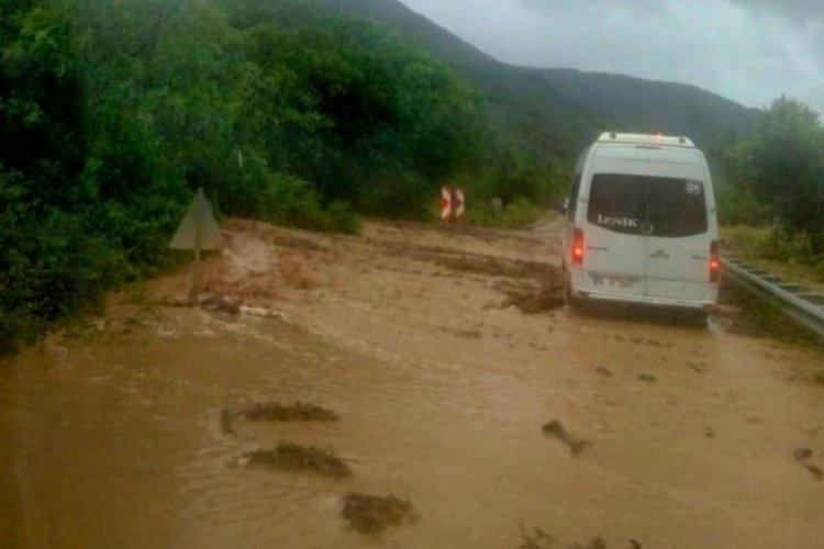 Sağanak yağış Bursa'da bir il&ccedil;enin yolunu kapattı