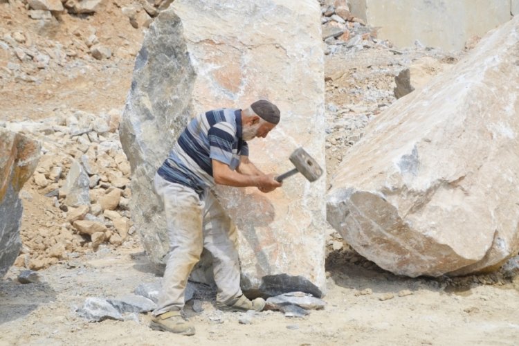 Bursa İznik'te ekmeğini yarım asırdır taştan çıkartıyor 