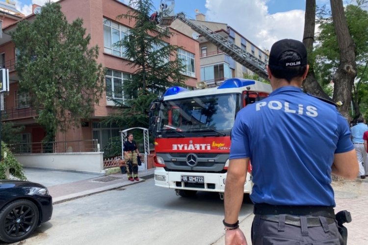 Ankara'da binanın terasında yangın &ccedil;ıktı
