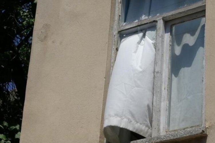5 yaşındaki &ccedil;ocuk pencerenin camıyla birlikte iki kat aşağıya d&uuml;şt&uuml;