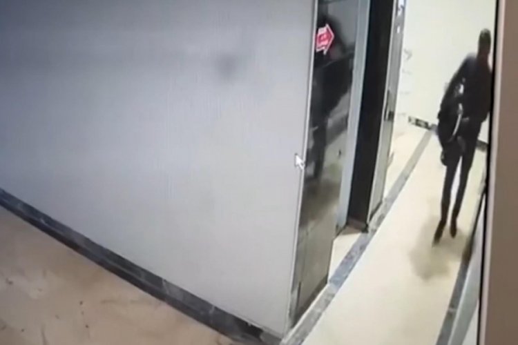 Konya'da apartmandaki bebek arabasının &ccedil;alınma anı kamerada